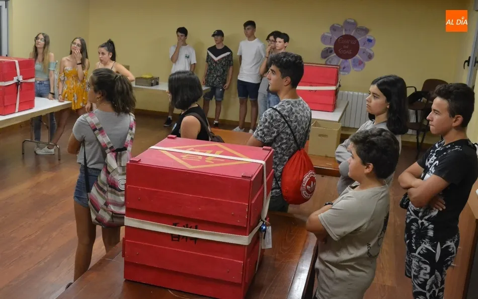 Foto 3 - Una quincena de j&oacute;venes se enfrenta a la historia de la hermandad &lsquo;La Cuadratura del C&iacute;rculo&rsquo; ...