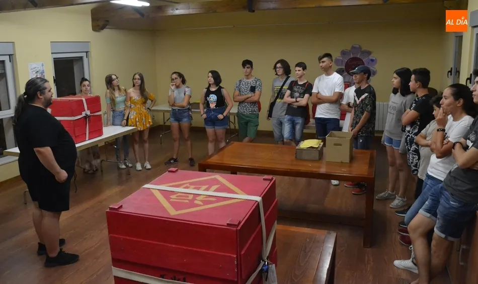 Una quincena de jóvenes se enfrenta a la historia de la hermandad ‘La Cuadratura del Círculo’ ...