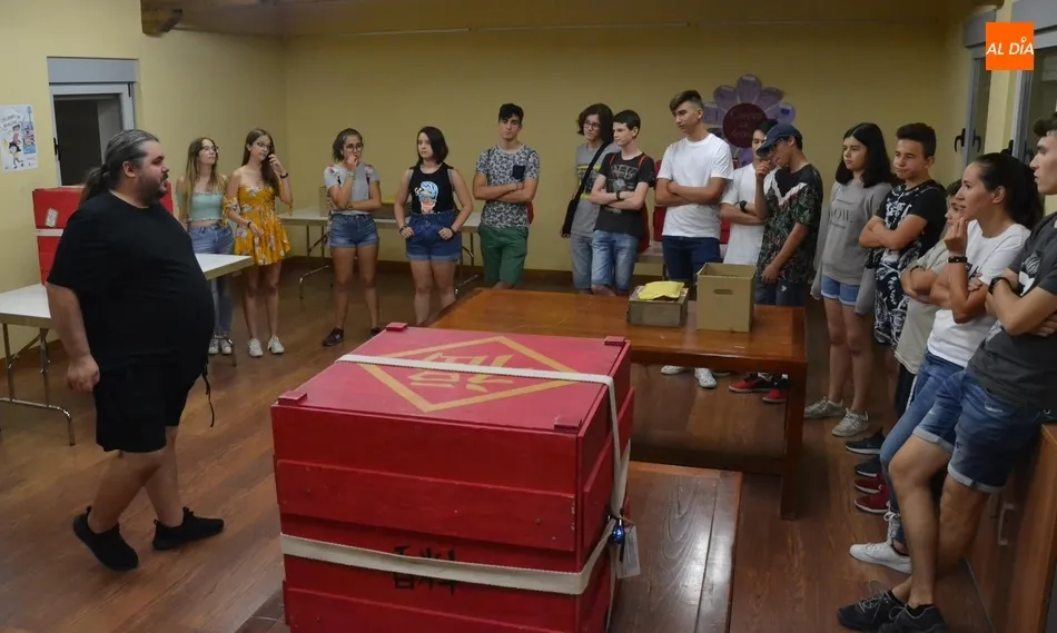 Foto 6 - Una quincena de j&oacute;venes se enfrenta a la historia de la hermandad &lsquo;La Cuadratura del C&iacute;rculo&rsquo; ...
