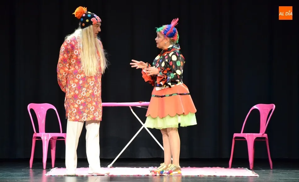 Cerca de 300 personas disfrutan de una velada de risas con Emma Ozores y Juan Anillo  