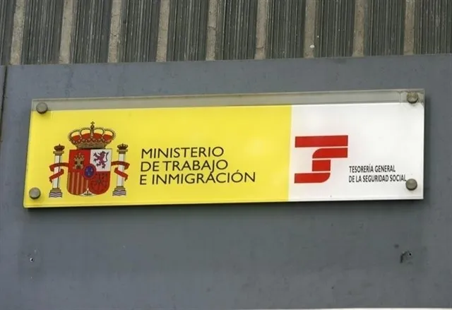 Placa del Ministerio de Trabajo e Inmigración / Europa Press