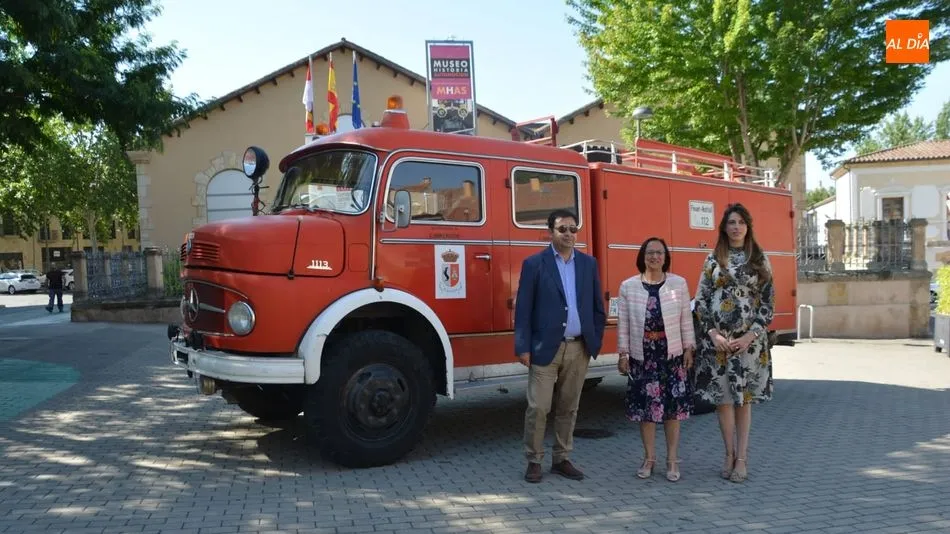 El Ayuntamiento de Salamanca y el de Cabrerizos han formalizado hoy la donación del camión a las puertas del museo. Foto: Lydia González