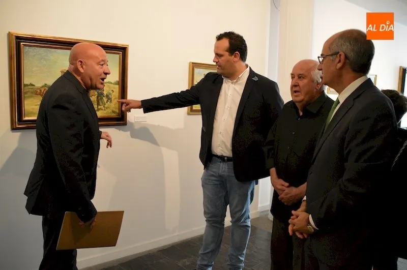 El artista Enrique Seco San Esteban muestra la exposición a los presentes / Pedro Zaballos