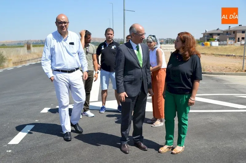 Javier Iglesias y Maite García, en primer plano, en la visita a las obras de la carretera / Pedro Zaballos