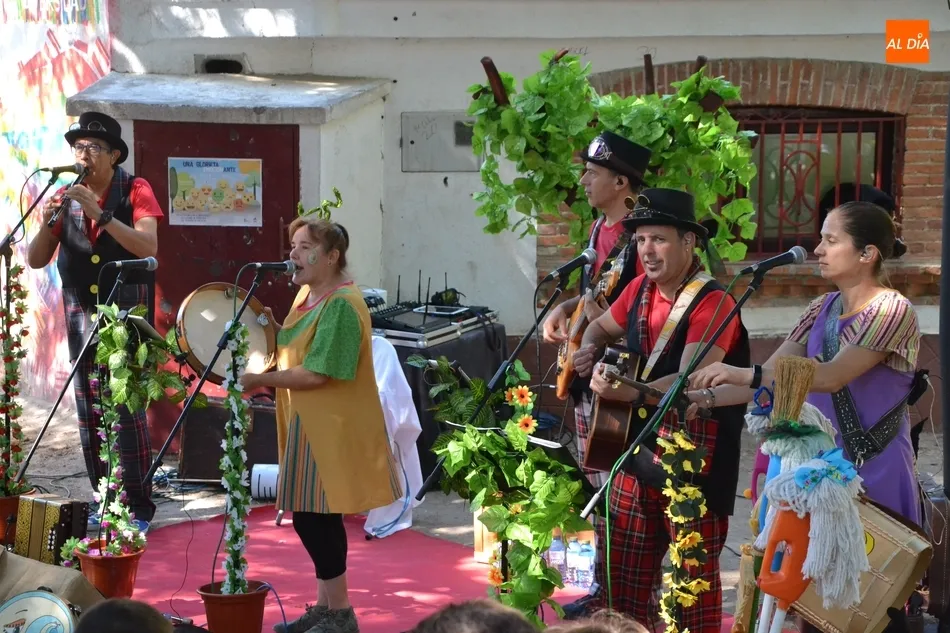 Animada sesión musical en La Glorieta de la mano de Armadanzas  