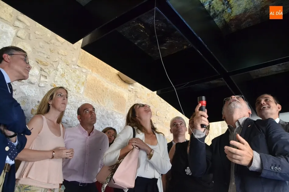 Las autoridades observando la reproducción de las cuevas de Cantabria