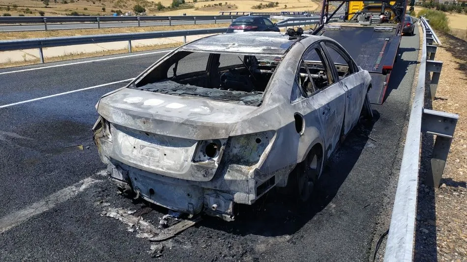 Foto 2 - Arde un veh&iacute;culo en la autov&iacute;a A-66 a la altura de Bele&ntilde;a