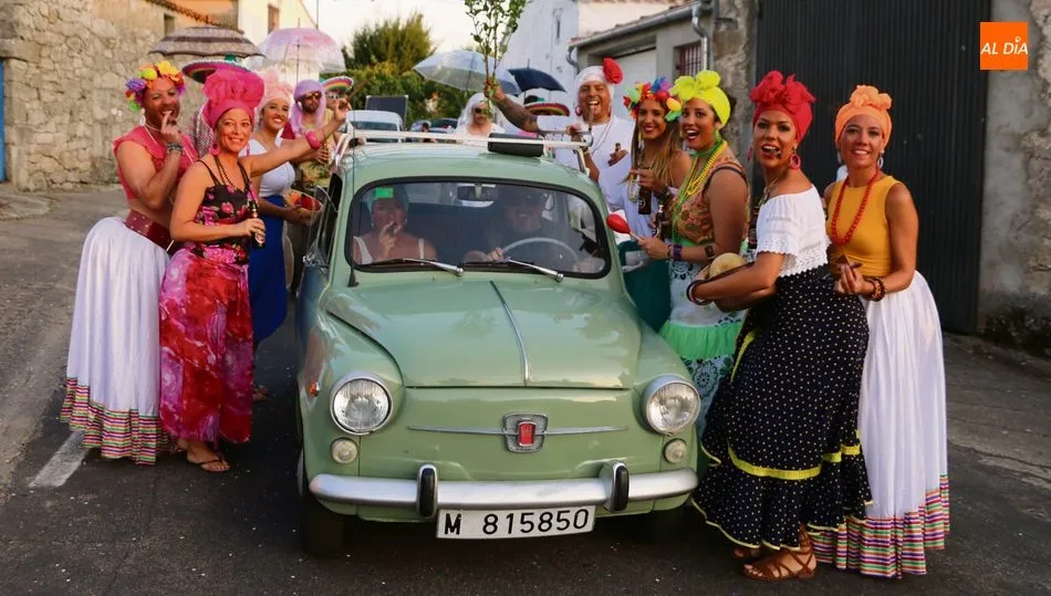 El desfile de carrozas es uno de los eventos esperados de las fiestas en Cipérez / CORRAL