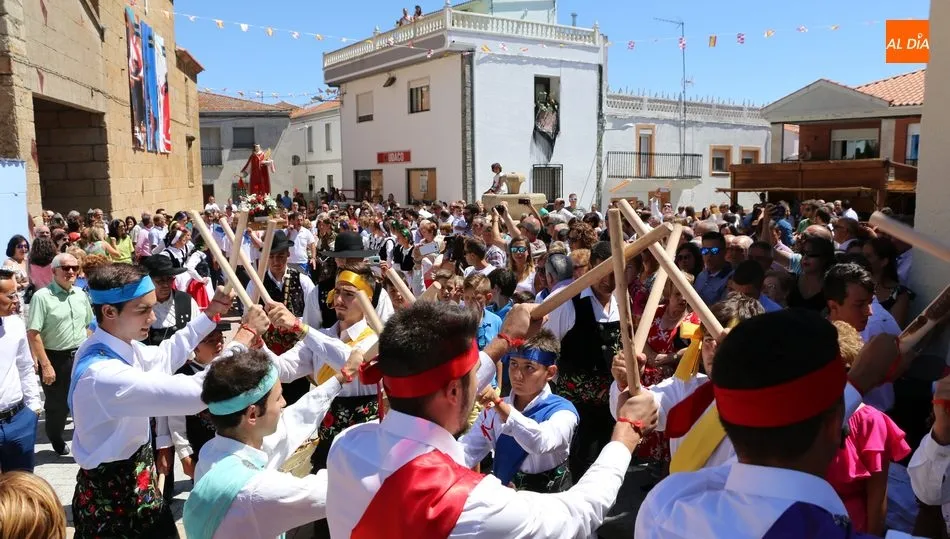 Danzas de paleos en la procesión de San Lorenzo hacia la ermita / CORRAL