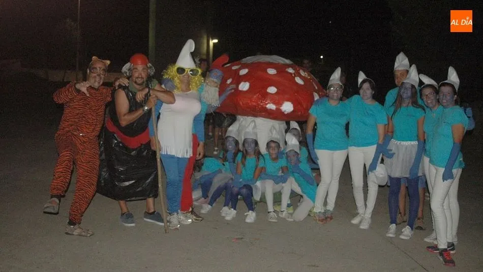 El próximo viernes arrancan las fiestas de ‘Las Madrinas’ en Fuentes de Masueco con el tradicional desfile de peñas / Archivo