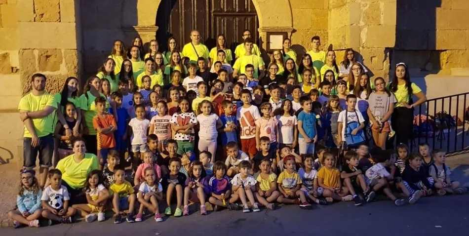 Monitores y niños, en Moríñigo | Fotos cedidas por la Escuela de Verano