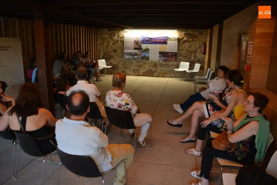 Varios visitantes / Lydia González