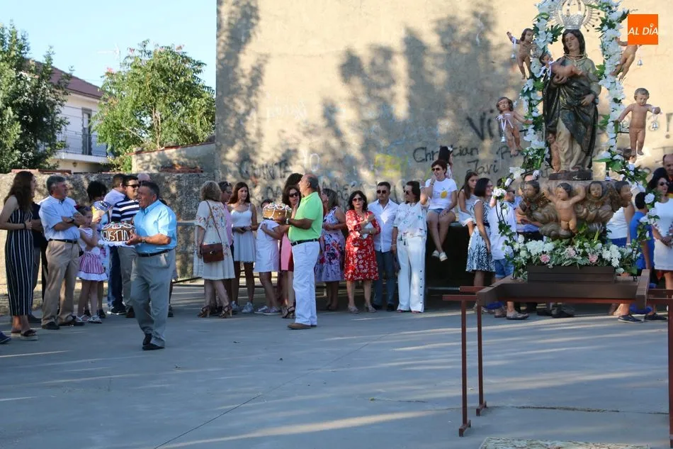 Foto 5 - Nuestra se&ntilde;ora de los &Aacute;ngeles recibe en Cerralbo la ofrenda de dos roscas  