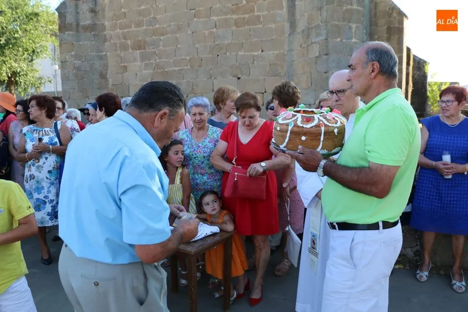 Foto 3 - Nuestra se&ntilde;ora de los &Aacute;ngeles recibe en Cerralbo la ofrenda de dos roscas  