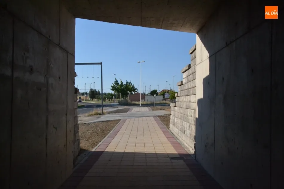 Abierto al tránsito el paso para peatones bajo la vía del tren tras años de reivindicación...