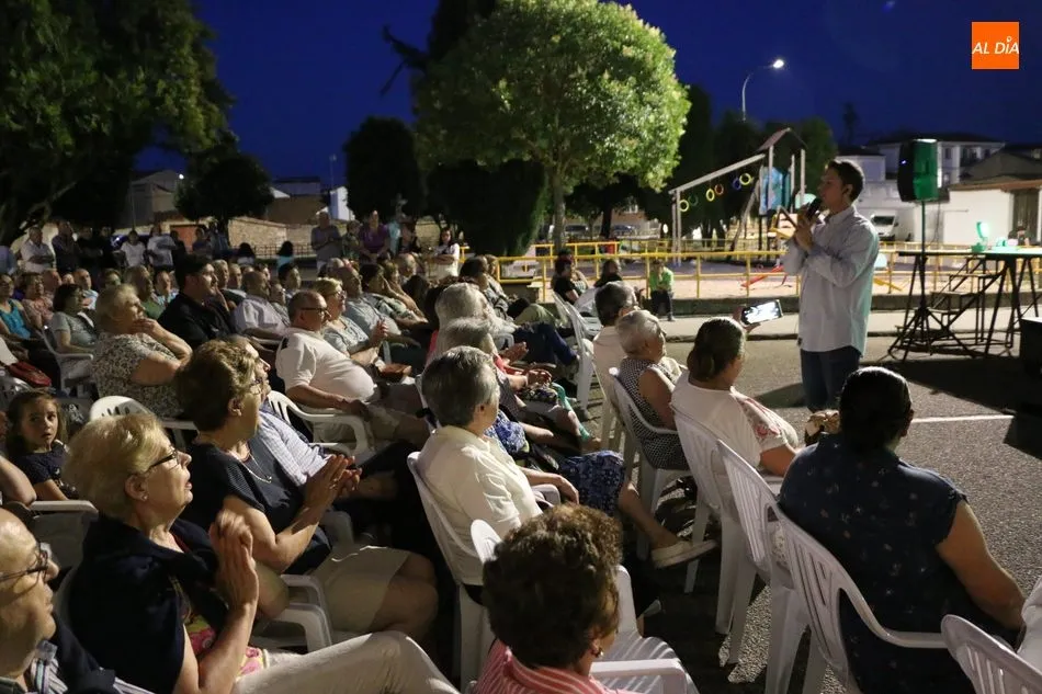 Foto 6 - El Ni&ntilde;o de Boadilla encandila con la copla a los vecinos de Vitigudino  