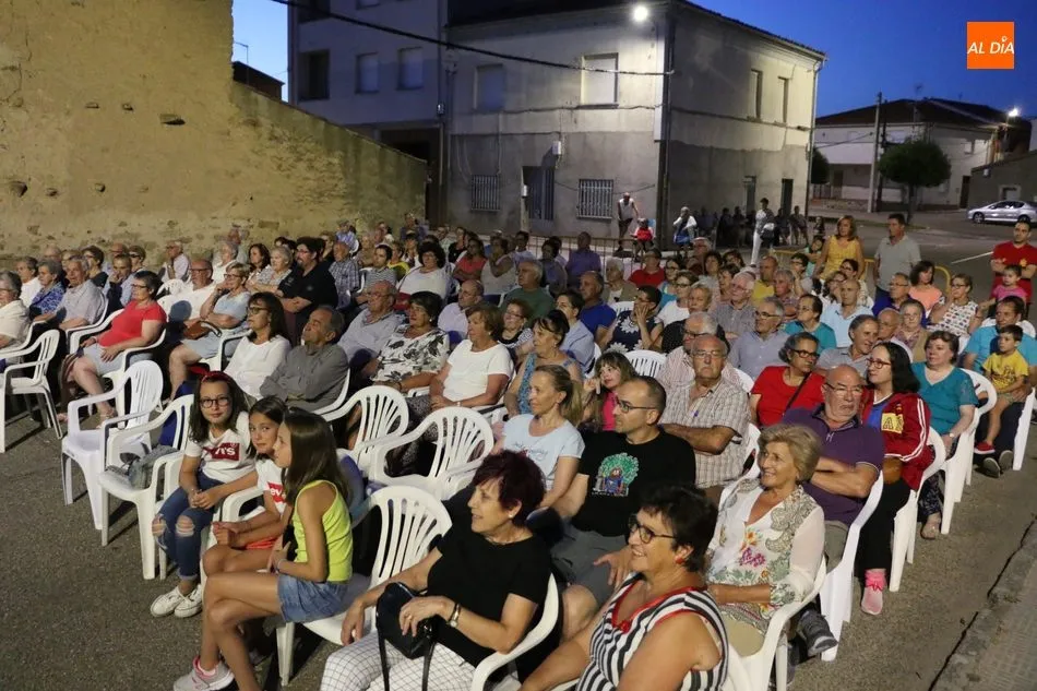 Foto 5 - El Ni&ntilde;o de Boadilla encandila con la copla a los vecinos de Vitigudino  
