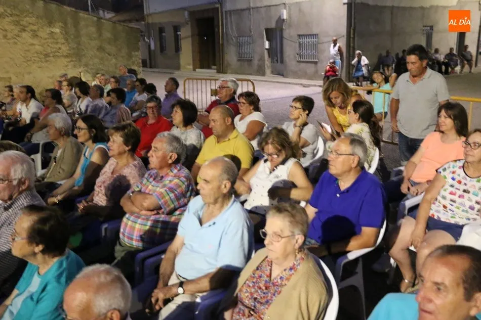 Foto 4 - El Ni&ntilde;o de Boadilla encandila con la copla a los vecinos de Vitigudino  