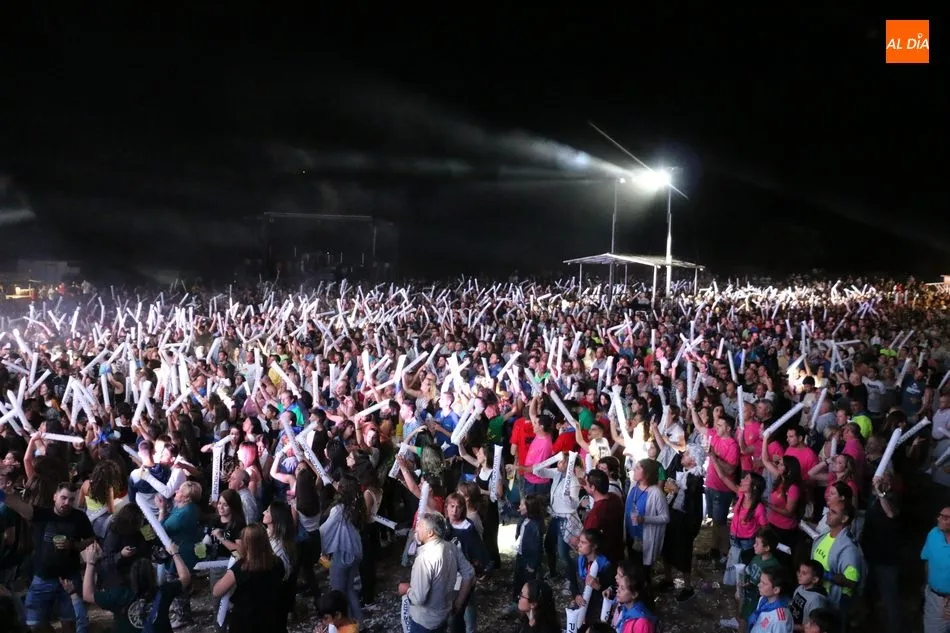 Foto 4 - La orquesta Panorama mete en Peralejos de Abajo a varios miles de personas