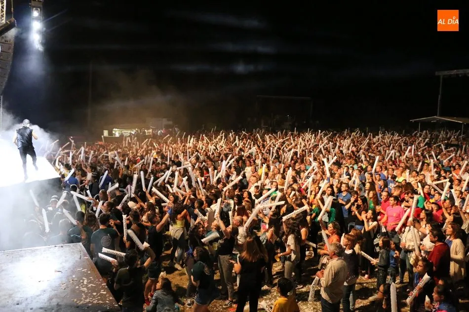 Foto 2 - La orquesta Panorama mete en Peralejos de Abajo a varios miles de personas