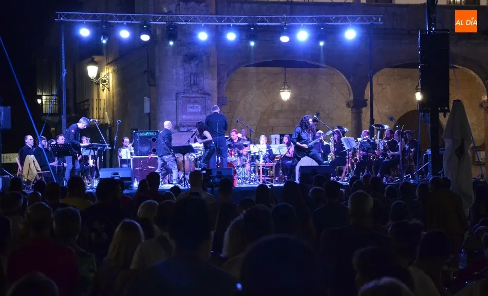 Gran ambiente en el combo musical entre Back to the Covers y la Banda Municipal de Pinto  