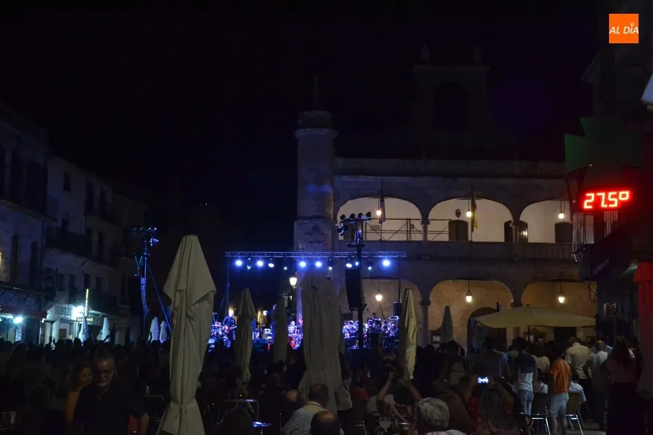 Foto 11 - Gran ambiente en el combo musical entre Back to the Covers y la Banda Municipal de Pinto  