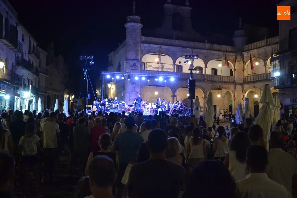 Foto 9 - Gran ambiente en el combo musical entre Back to the Covers y la Banda Municipal de Pinto  