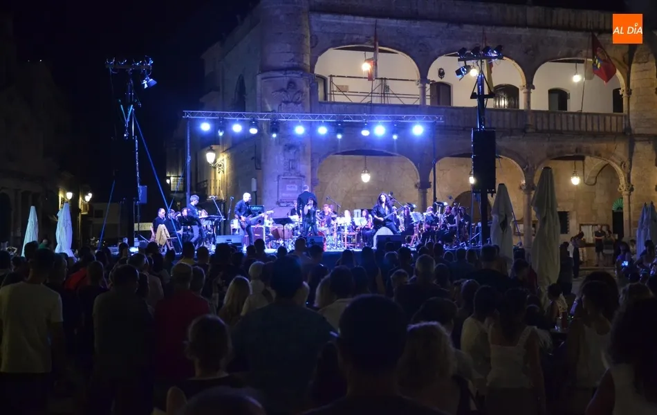 Foto 8 - Gran ambiente en el combo musical entre Back to the Covers y la Banda Municipal de Pinto  