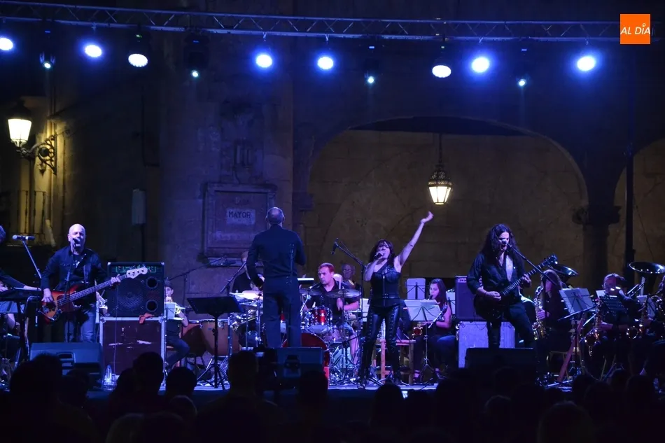 Foto 6 - Gran ambiente en el combo musical entre Back to the Covers y la Banda Municipal de Pinto  
