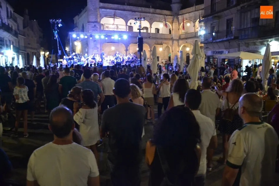 Foto 5 - Gran ambiente en el combo musical entre Back to the Covers y la Banda Municipal de Pinto  