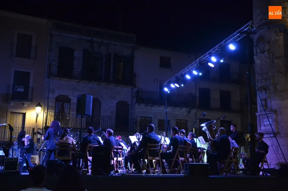 Foto 4 - Gran ambiente en el combo musical entre Back to the Covers y la Banda Municipal de Pinto  