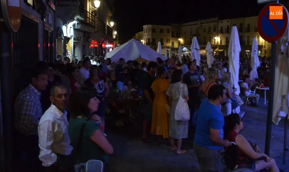 Foto 2 - Gran ambiente en el combo musical entre Back to the Covers y la Banda Municipal de Pinto  