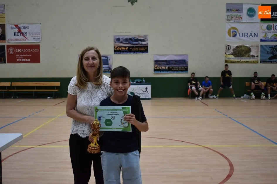 Foto 9 - Solfamidas se proclama campe&oacute;n del V Torneo de F&uacute;tbol Sala de Verano ante La Isla