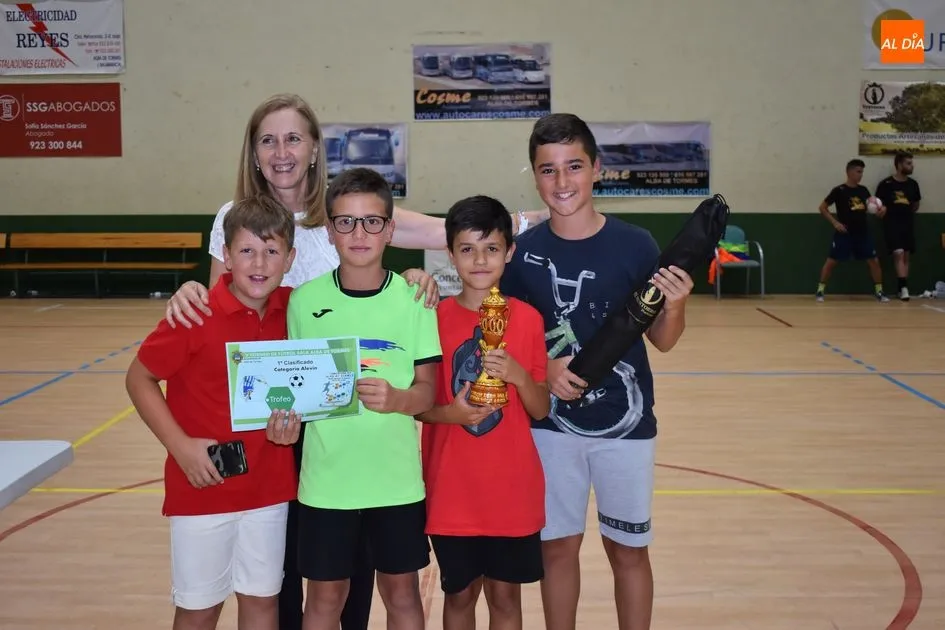 Foto 8 - Solfamidas se proclama campe&oacute;n del V Torneo de F&uacute;tbol Sala de Verano ante La Isla