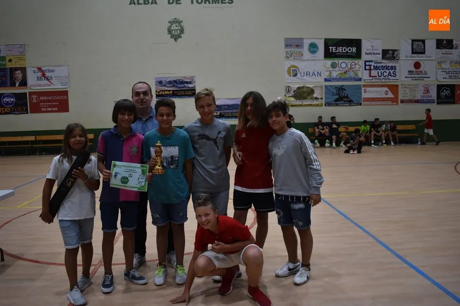 Foto 7 - Solfamidas se proclama campe&oacute;n del V Torneo de F&uacute;tbol Sala de Verano ante La Isla