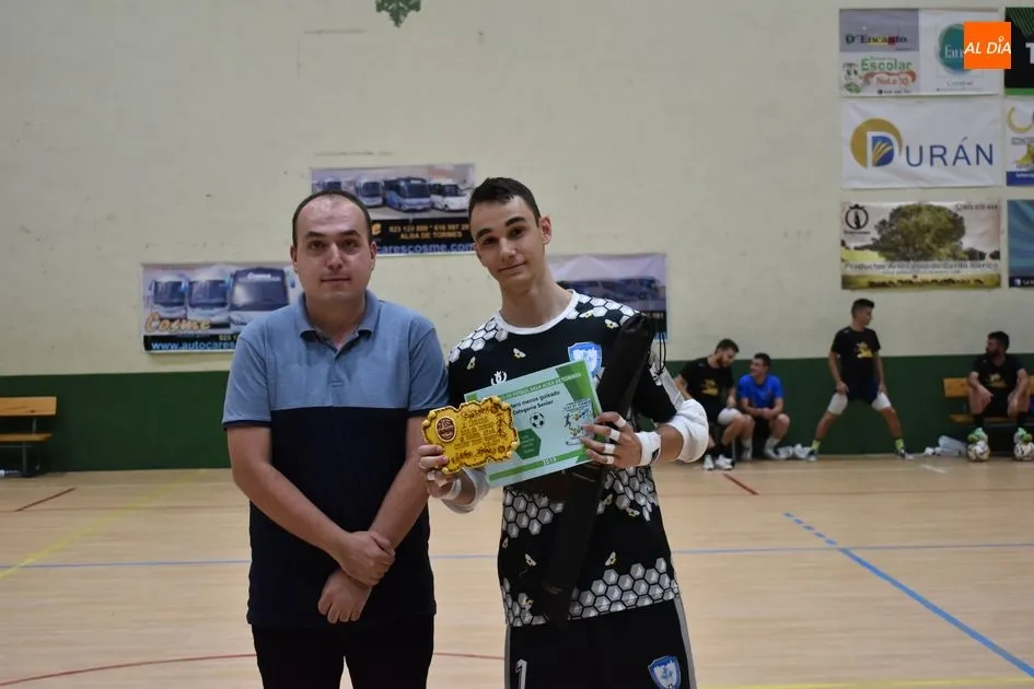 Foto 6 - Solfamidas se proclama campe&oacute;n del V Torneo de F&uacute;tbol Sala de Verano ante La Isla