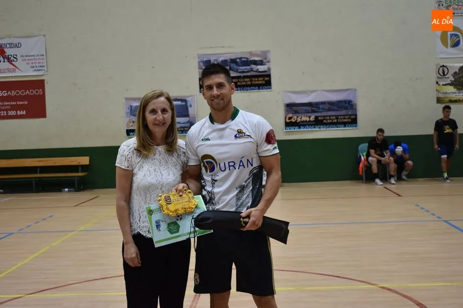 Foto 5 - Solfamidas se proclama campe&oacute;n del V Torneo de F&uacute;tbol Sala de Verano ante La Isla