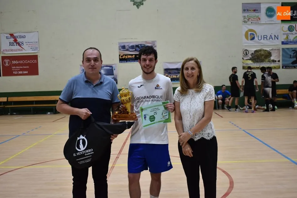 Foto 3 - Solfamidas se proclama campe&oacute;n del V Torneo de F&uacute;tbol Sala de Verano ante La Isla