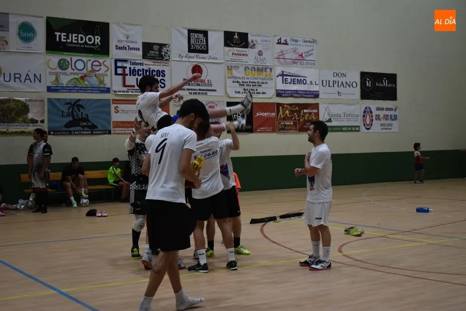 Foto 2 - Solfamidas se proclama campe&oacute;n del V Torneo de F&uacute;tbol Sala de Verano ante La Isla