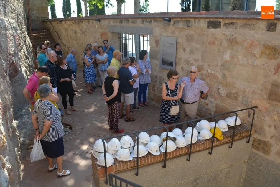 Participantes en la visita guiada al Pozo de Nieve este sábado. Foto: Lydia González