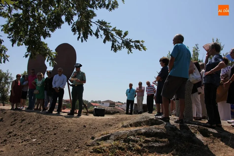 Foto 11 - Barruecopardo levanta una escultura contra la violencia de g&eacute;nero en &lsquo;El Castillo&rsquo;  