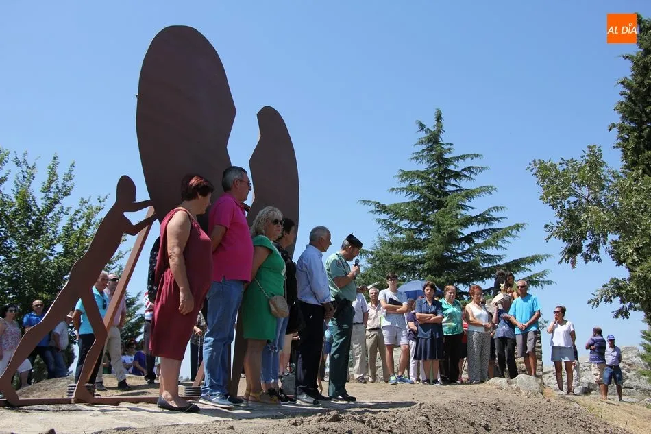 Foto 8 - Barruecopardo levanta una escultura contra la violencia de g&eacute;nero en &lsquo;El Castillo&rsquo;  