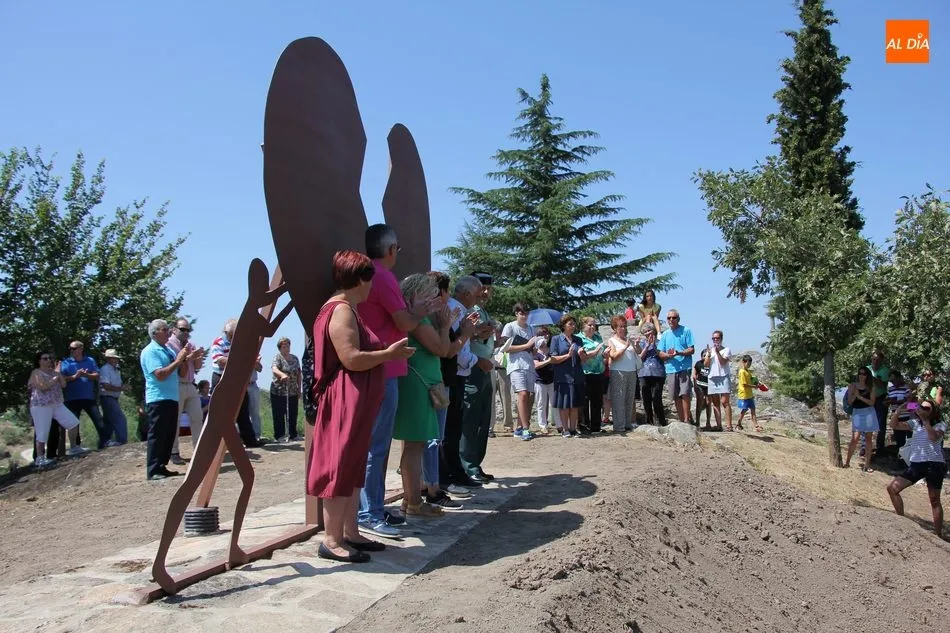 Foto 7 - Barruecopardo levanta una escultura contra la violencia de g&eacute;nero en &lsquo;El Castillo&rsquo;  