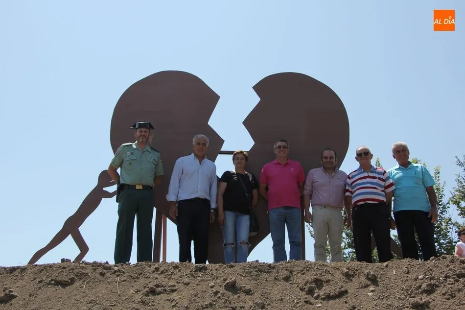 Foto 3 - Barruecopardo levanta una escultura contra la violencia de g&eacute;nero en &lsquo;El Castillo&rsquo;  