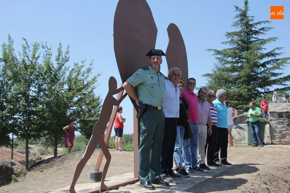 Foto 2 - Barruecopardo levanta una escultura contra la violencia de g&eacute;nero en &lsquo;El Castillo&rsquo;  