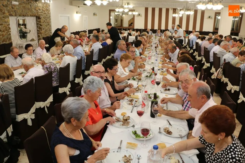 Foto 11 - Los mayores de Cerralbo celebran las fiestas con una excelente comida en &lsquo;El Quijote&rsquo; de...