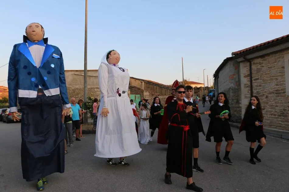 Foto 11 - El desfile de carrozas no defrauda y anima las fiestas de Cerralbo