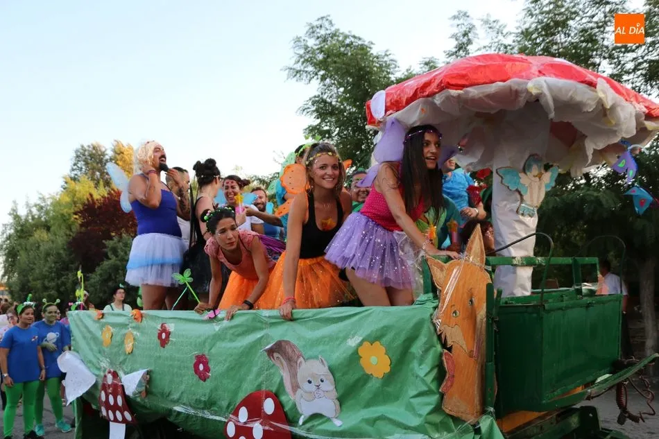 Foto 10 - El desfile de carrozas no defrauda y anima las fiestas de Cerralbo