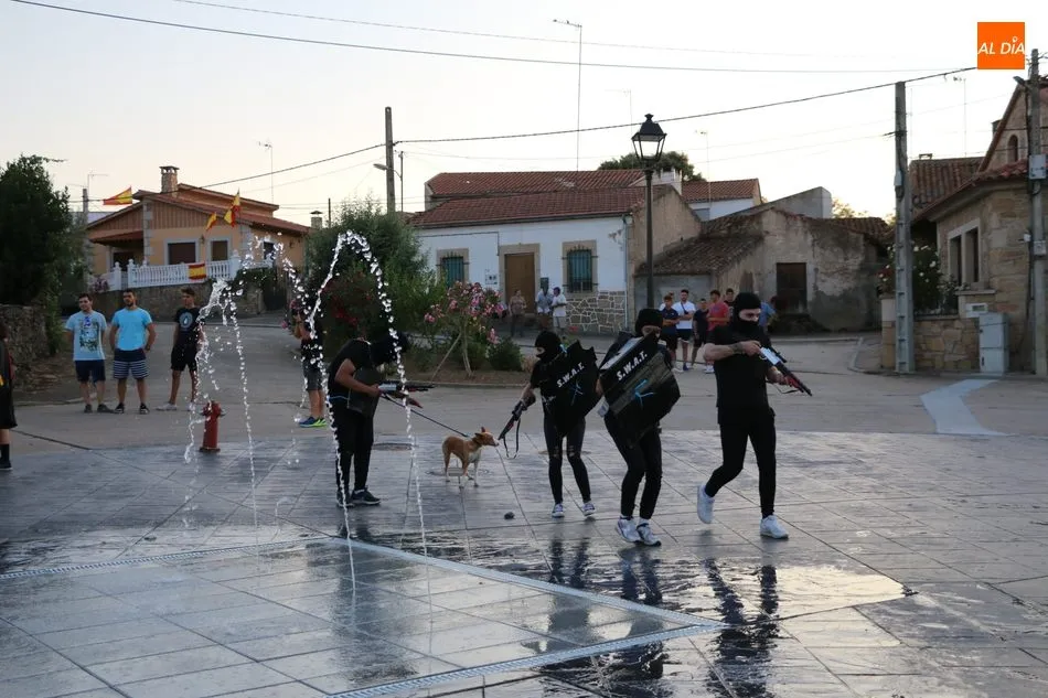 Foto 9 - El desfile de carrozas no defrauda y anima las fiestas de Cerralbo