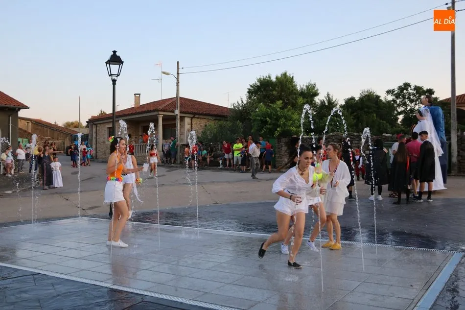 Foto 7 - El desfile de carrozas no defrauda y anima las fiestas de Cerralbo